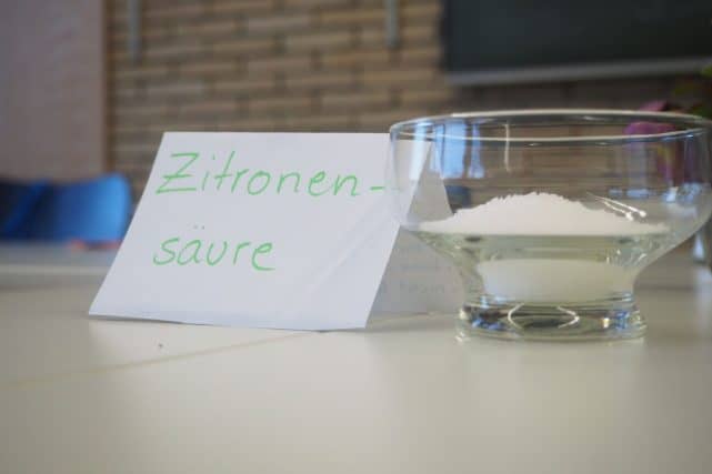 Schüssel mit Zitronensäure Zitronensäure im Schüsselchen
